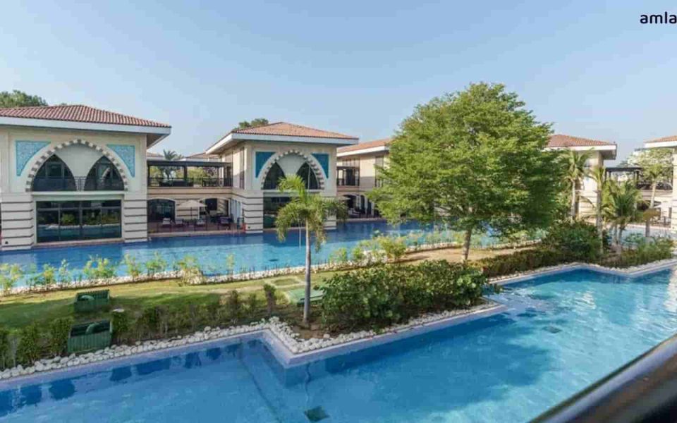 The price of a villa in Palm Jumeirah, Dubai, and purchasing a villa from the Zabeel Saray Royal Villas project.