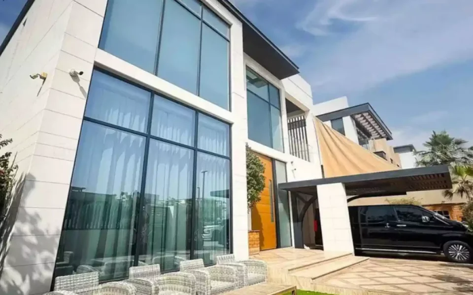 Luxurious, Ready-to-Move Villa in La Mer – Unrivaled Sea & Skyline Views